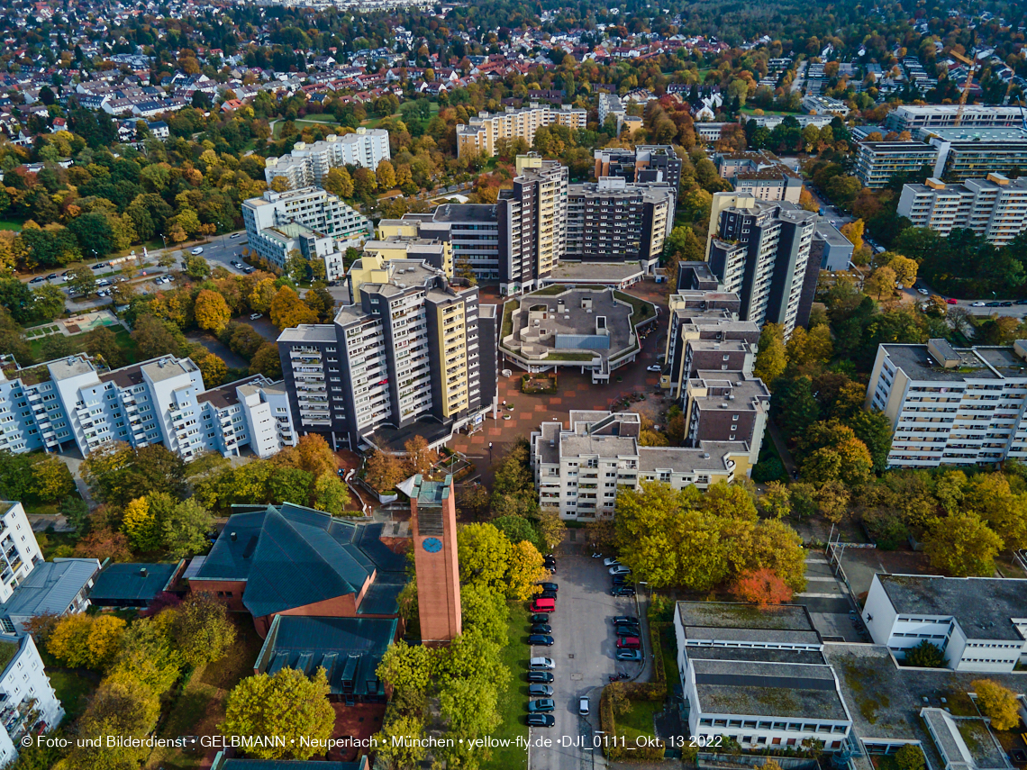 13.10.2022 - Das Marx-Zentrum und Wohnanlage Karl-Marx-Ring 52-62 in Neuperlach